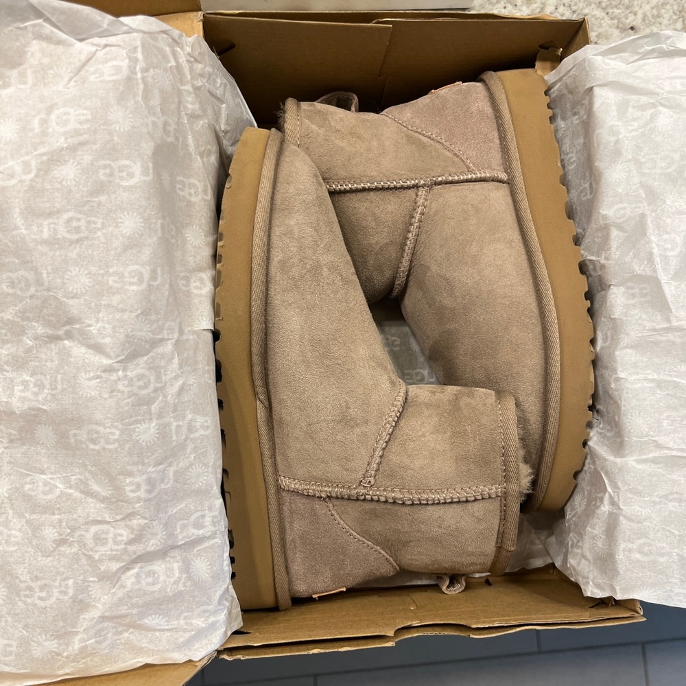 UGG Mini II Boots Sz 6 Caribou *RARE SOLD OUT COLOR* Authentic Worn Once